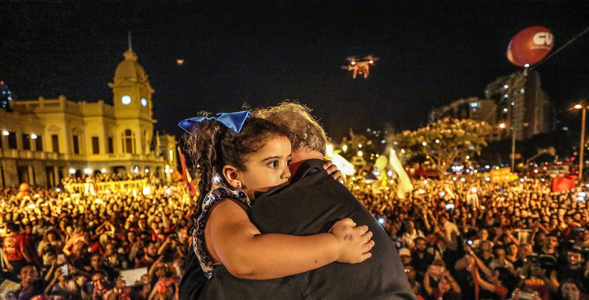 Muita Esperan A E Muito Povo Assim Foi A Caravana Lula Pelo Brasil Em