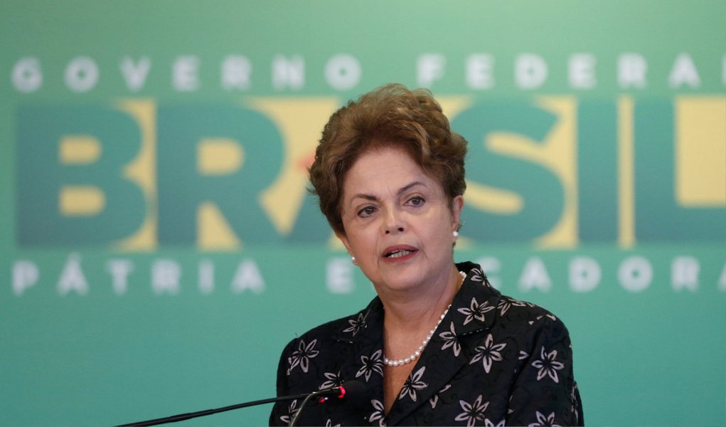 Dilma reúne sete ministros no Palácio da Alvorada para discutir