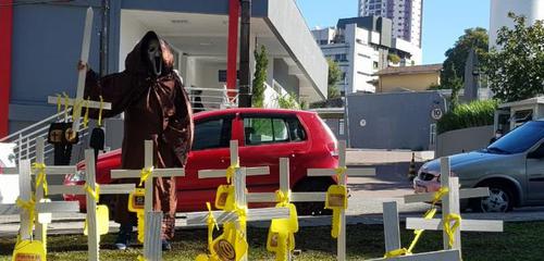 Donos De Bares Protestam Por Reabertura Em Curitiba Em Frente A