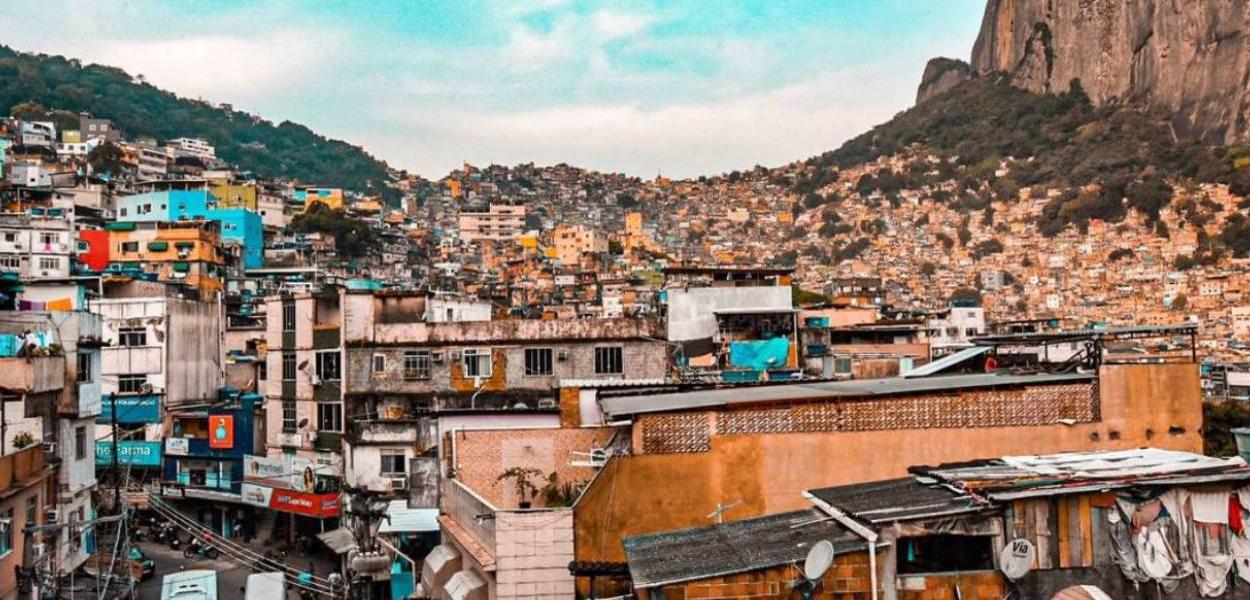 Número de favelas brasileiras aumentou o equivalente a 95 mil campos de