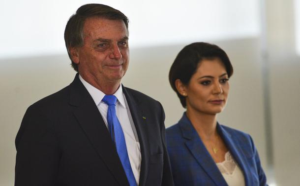 Clã Bolsonaro levou amigos, pastores e até cachorro em aviões da FAB