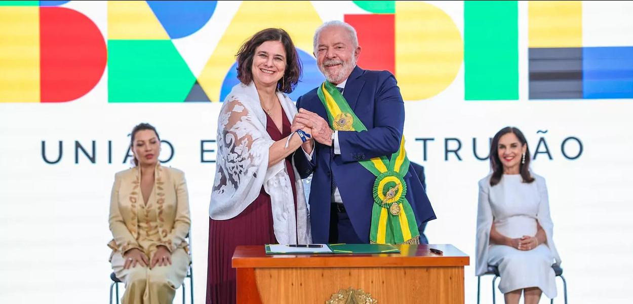 Ministra Nísia Trindade (Saúde) e o presidente Luiz Inácio Lula da Silva se cumprimentando