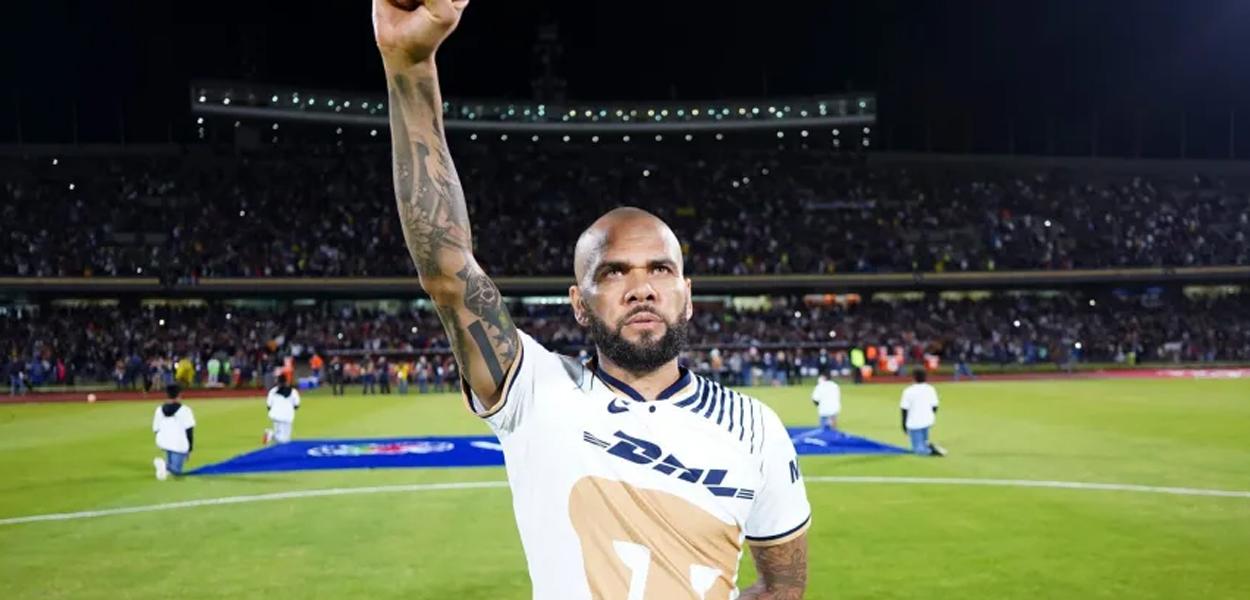 Daniel Alves com a camisa do Pumas, do México