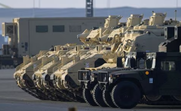 Veículos do Exército dos EUA após chegada ao porto de Bremerhaven, na Alemanha 10/2/2023