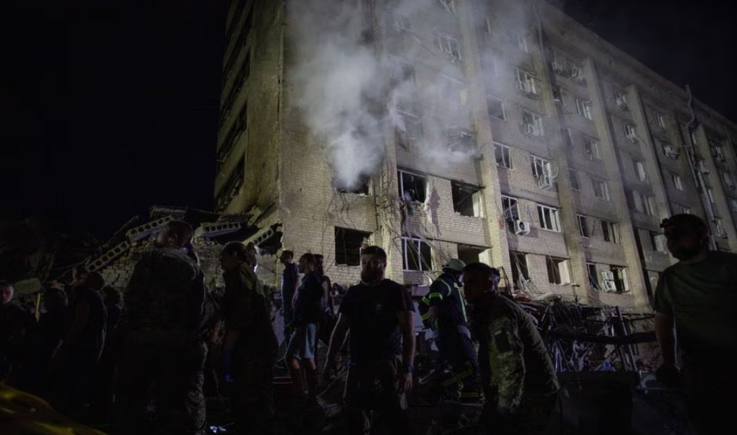 Resgates e voluntários trabalham no local de edifícios de hotéis e restaurantes fortemente danificados por um ataque de míssil russo, em meio à guerra na Ucrânia, no centro de Kramatorsk, região de Donetsk, Ucrânia, 27 de junho de 2023