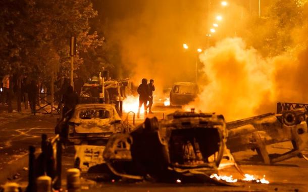 França coloca 45 mil policiais e blindados nas ruas para tentar conter revolta popular