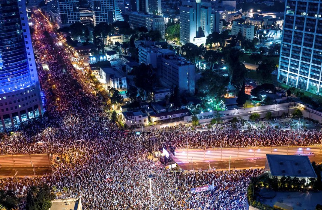 Vista aérea mostra manifestantes participando de uma manifestação contra o primeiro-ministro israelense Benjamin Netanyahu e a reforma judicial de seu governo de coalizão nacionalista, em Tel Aviv, Israel, 8 de julho de 2023