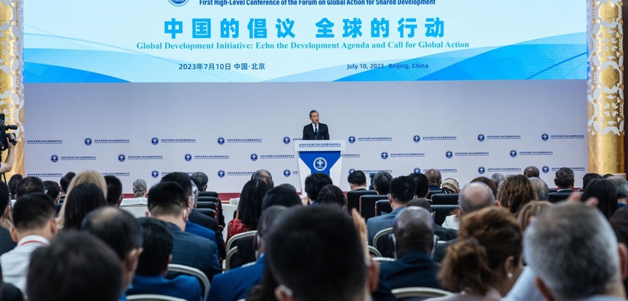 Wang Yi fala no Fórum Global pelo Desenvolvimento