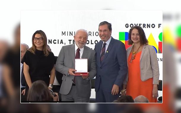 Estadista, Lula entrega prêmio para Merval Pereira, que o perseguiu durante anos