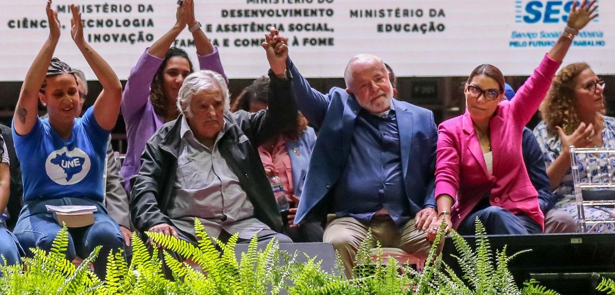 O presidente Luiz Inácio Lula da Silva participa do 59º Congresso da União Nacional dos Estudantes (UNE). O encontro teve a presença do ex-presidente do Uruguai Pepe Mujica
