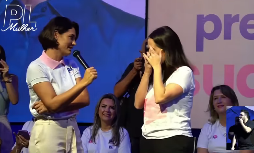 Michelle Bolsonaro constrange deputada do PL ao mandá-la retirar prótese do olho e colocar no bolso (vídeo)