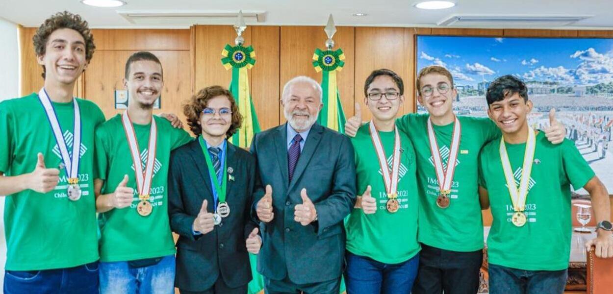 Lula com medalhistas das Olimpíadas de Matemática e Física